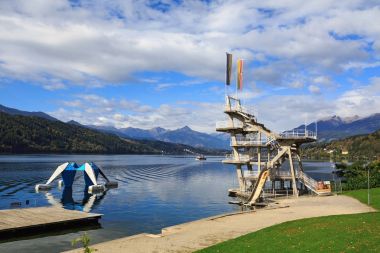 Dalış kule Millstatt Gölü sahilde. Millstatt şehir am See, Gurktal Alps (arkalık dağlar), Carinthia, Avusturya federal devlet