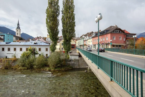 Γέφυρα πάνω από τον ποταμό στο ιστορικό κέντρο. Πόλη Spittal ένα der Drau, Gurktal Άλπεις (Nock βουνά), ομόσπονδο κρατίδιο της Καρινθίας, Αυστρία. — Φωτογραφία Αρχείου