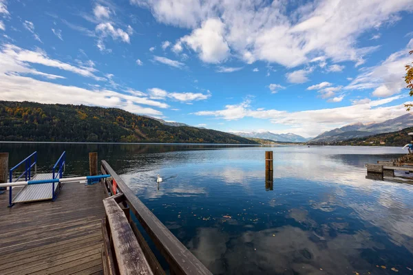 Lago Millstatt en el otoño. Austria . — Foto de Stock
