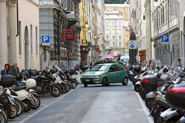 在市中心的街道两旁停放摩托车。的里雅斯特, 地区弗留利-威尼斯朱利亚, 意大利. — 图库照片