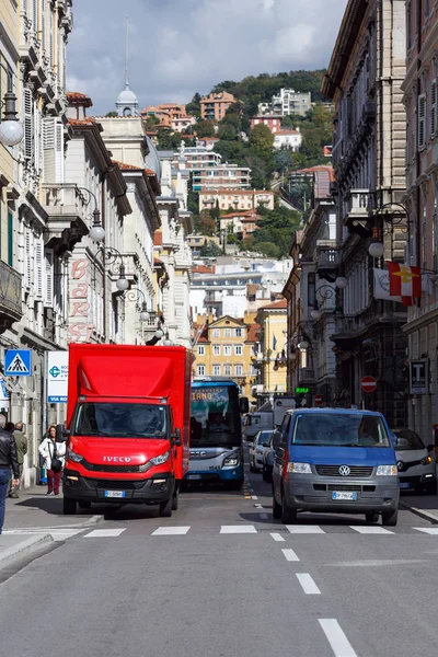 市中心繁忙的街道。的里雅斯特, 地区弗留利-威尼斯朱利亚, 意大利. — 图库照片