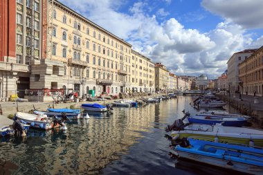 Trieste / İtalya - 9 Ekim 2017. Setin yenileme Canale Grande Gopcevich Sarayı yakınında. Şehir çeyrek Borgo Teresiano, Trieste, bölge Friuli-Venezia Giulia, İtalya.