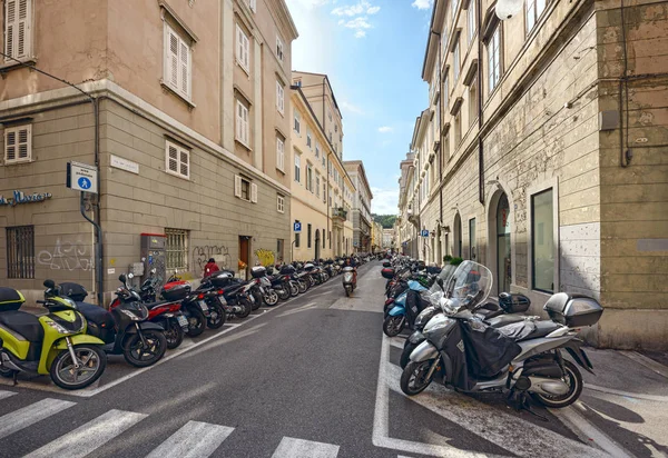 Trieste Italia Octubre 2017 Aparcamiento Motos Ambos Lados Calle Centro —  Fotos de Stock