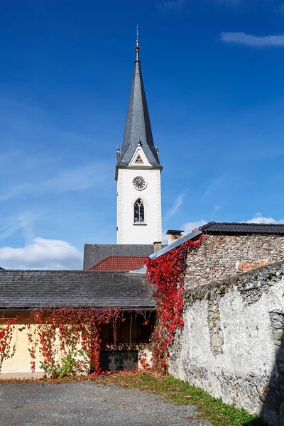 Gmuend 的历史中心在秋天 哥特式教区教堂 Gmuend Kaernten Spittal Drau 联邦政府克恩顿 奥地利 — 图库照片