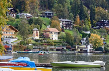 Millstatt spa town sonbaharda am See, Millstatt Gölü nün kuzey kıyısında Gurktal Alps Güney yamacında yer alan. Carinthia, Avusturya Federal Devlet