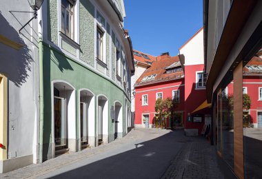 Murau / Avusturya - 7 Ekim 2017. Murau tarihi şehir merkezi alışveriş caddesi. Styria, Avusturya.