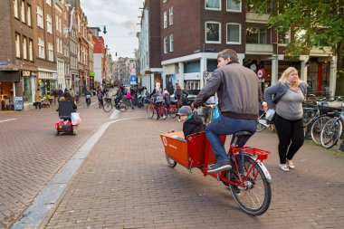 Amsterdam / Hollanda - 22 Ekim 2014. Tarihi Merkezi, Amsterdam, Hollanda modern uzun Dingil mesafesi navlun bisiklet bir çocuk ile baba.