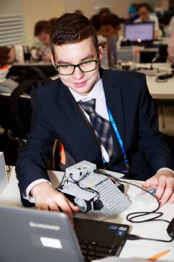 Moskova / Rusya Federasyonu - 13 Aralık 2017. Robot Robotik yarışmalarda programlama gülümseyen öğrenci ile laptop,.