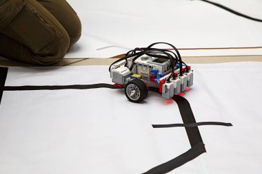 Moskova / Rusya Federasyonu - 13 Aralık 2017. Robot Robotik yarışmalarda test öğrenci.