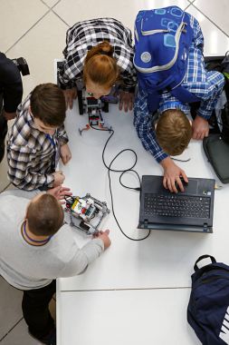 Moskova / Rusya Federasyonu - 13 Aralık 2017. Robot Robotik yarışmalarda programlama çocuk ile laptop, Grup.