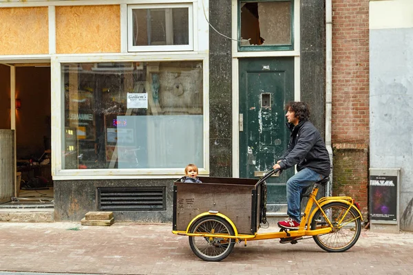 Amsterdam / Hollanda - 23 Ekim 2014. Amsterdam, Hollanda'nın merkezinde kargo bisiklet bir çocuk ile baba.