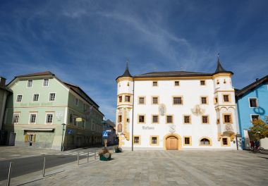 Tamsweg / Avusturya - 11 Ekim 2017. Belediye Binası Tamsweg Pazar şehir merkezi kare üzerinde bina. Orta Doğu Alpler, Lungau bölgesi, Salzburg, Avusturya Devlet