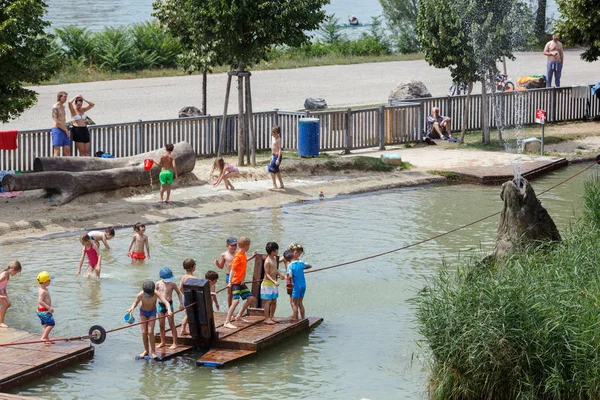 Viyana / Avusturya - 9 Temmuz 2017. Donauinsel su Bahçesi çocuklar (Wasserspielplatz) için. Tuna Adası, bölge Donaustadt, Viyana, Avusturya.