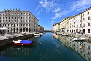 Trieste / İtalya - 9 Ekim 2017. Canale Grande (Grand canal) şehrin Trieste tarihi şehir merkezinde Borgo Teresiano çeyrek geçiyor. Trieste, Friuli-Venezia Giulia bölgesinin, İtalya.