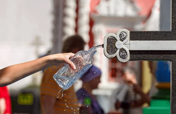 Женщина Наливает Святую Воду Бутылку Святого Источника Монастыре Сергиева Посада — стоковое фото