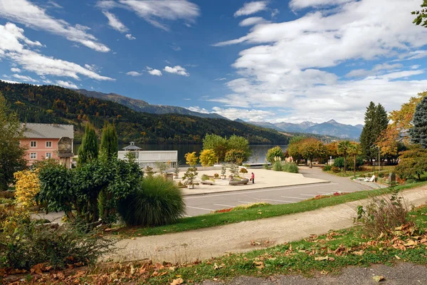 昨日の町で秋の公園は午前 昨日湖の北岸に位置していますを参照してください Gurktal アルプス オーストリア ケルンテン州の連邦国家 — ストック写真