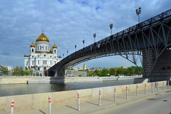 The Cathedral of Christ the Savior and the Patriarshy Bridge. Moscow, Russia — Stock Photo, Image