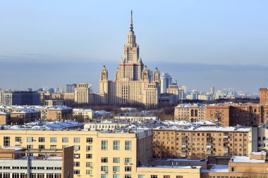 Moskova / Rusya - 25 Ocak 2017. Üstten Görünüm ana bina Lomonosov Moskova Devlet Üniversitesi, konut evler tarafından çevrili. Moscow, Rusya Federasyonu.