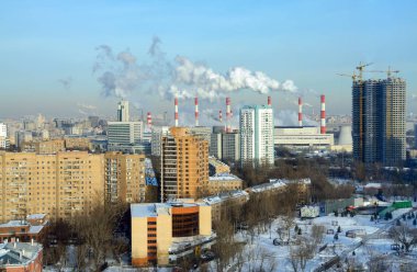 Moskova / Rusya - 25 Ocak 2017. Birleştirilmiş ısı ve güç bitki 20 Sigara bacaları ile panoramik kışın Akademichesky bölgesinin. Moscow, Rusya Federasyonu