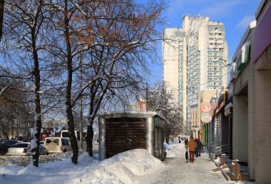 Balashikha / Rusya - 1 Şubat 2018. Kış kar yağışı sonra konut sokak görünümü. Balashikha. Moscow region, Rusya Federasyonu.