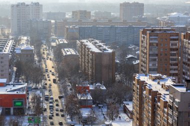Balashikha / Rusya - 1 Şubat 2018. Semtte yoğun kar yağışı sonra kışın hava görünümünü. Sverdlova street, Balashikha şehir, Moscow region, Rusya Federasyonu.