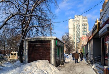 Balashikha / Rusya - 1 Şubat 2018. Kışın kar yağışı sonra Sverdlova sokak görünümü. Balashikha şehir, Moscow region, Rusya Federasyonu.