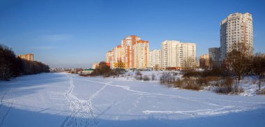 Kışın Pekhorka Nehri'nin kıyısında yeni konut mahalle panoramik manzaralı. Balashikha şehir, Moscow region, Rusya Federasyonu.