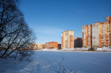 Kışın Pekhorka Nehri'nin kıyısında yeni bir yerleşim bölgesi. Balashikha, Moscow region, Rusya Federasyonu.