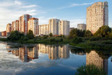 Yaz aylarında Pekhorka Nehri'nin kıyısında yeni konut mahalle görünümünü. Balashikha şehir, Moscow region, Rusya Federasyonu.