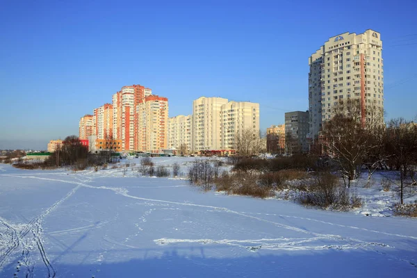 Balashikha 俄罗斯 2016年1月21日 新的住宅区在河岸 Pekhorka 在冬天 俄罗斯莫斯科地区 Balashikha — 图库照片