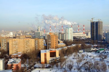 Moskova / Rusya - 25 Ocak 2017. Kış Akademichesky Moskova Bölgesi panoramik manzaralı birleştirilmiş ısı ve güç bitki 20 Sigara bacaları ile. Moscow, Rusya Federasyonu.