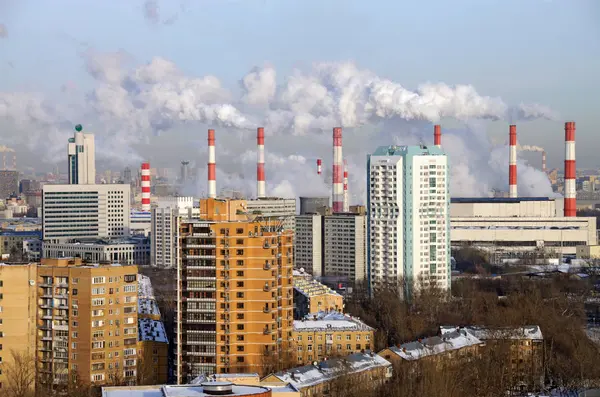 モスクワ ロシア連邦 2017 熱と発電所の喫煙の煙突と冬の Akademichesky 地区の眺め モスクワ ロシア — ストック写真