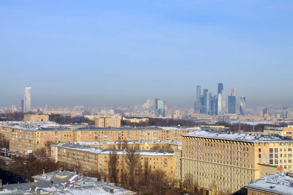 モスクワ ロシア連邦 2017 地平線上の国際ビジネス センター モスクワ シティ の高層ビルと冬日モスクワの南西地区の全景 — ストック写真