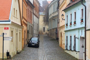 Eski büyüleyici Arnavut kaldırımlı Sokağı'nın tarihi merkezinde Znojmo, Çek Cumhuriyeti.
