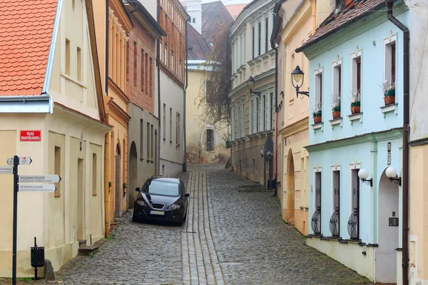 Old charming cobbled street in the historical centre of Znojmo, Czech Republic. — Stock Photo, Image