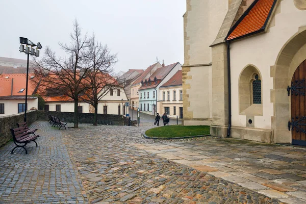 Gepflasterter Platz mit der Dekanatskirche St. Nikolaus. Stadt Znojmo, Tschechische Republik, Europa. — Stockfoto