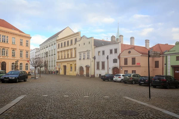 Wenzelsplatz in der Altstadt von Znojmo an einem nebligen Wintertag. znojmo, tschechische republik, europa. — Stockfoto