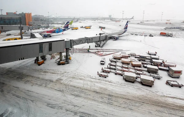Международный аэропорт Шереметьево во время снегопада. Москва, Россия . — стоковое фото