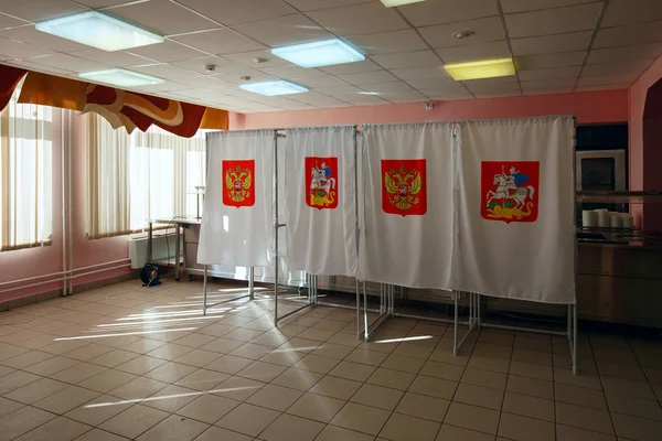 Избирательный стенд на избирательном участке, используемый для президентских выборов в России 18 марта 2018 года. г. Балашиха, Московская область, Россия . — стоковое фото