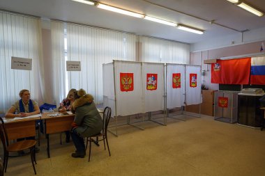 Yoklama İstasyonu Rus cumhurbaşkanlığı seçimleri için 18 Mart 2018 üzerinde kullanılan bir okulda. Balashikha şehir, Moscow region, Rusya Federasyonu.