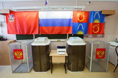 Bir Yoklama İstasyonu Rus cumhurbaşkanlığı seçimleri için 18 Mart 2018 üzerinde kullanılan oy kutularında. Balashikha şehir, Moscow region, Rusya Federasyonu.