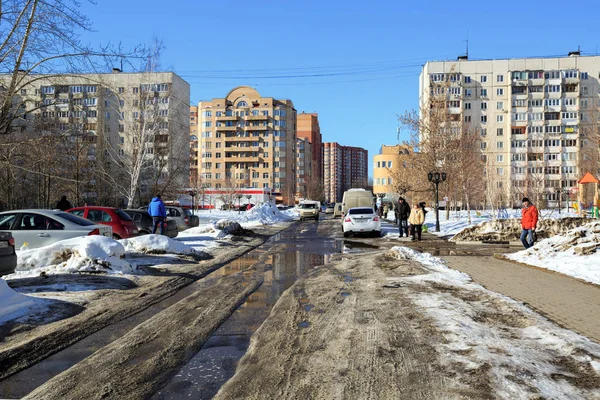 Bahar rüşvet konut sokakta şehir Balashikha, Moscow region, Rusya Federasyonu.