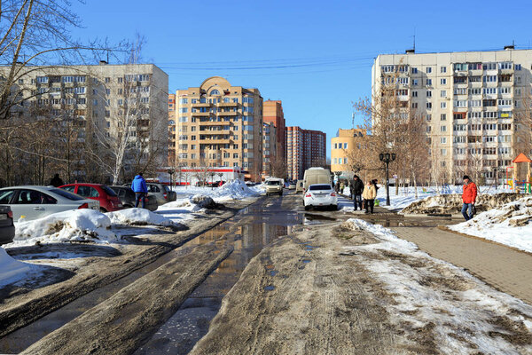 Весенняя слякоть на жилой улице в городе Балашиха Московской области, Россия
.