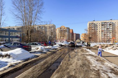Şehir Balashikha, Moscow region, Rusya Federasyonu konut Mahallesi'nde bahar sulu yol.