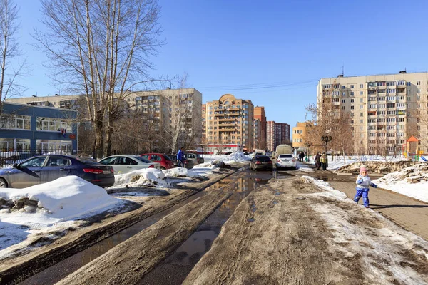 バラシハ、モスクワ地方、ロシアの町の住宅街に春の雪解け道. — ストック写真