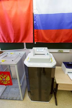 Elektronik oy sandığı bir Yoklama İstasyonu Rus cumhurbaşkanlığı seçimleri için 18 Mart 2018 üzerinde kullanılan tarayıcı ile. Balashikha şehir, Moscow region, Rusya Federasyonu.