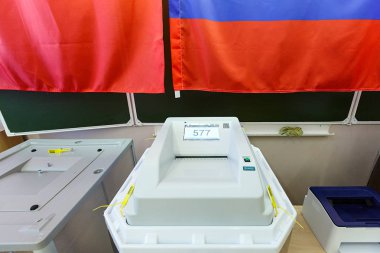 Elektronik oy sandığı bir Yoklama İstasyonu Rus cumhurbaşkanlığı seçimleri için 18 Mart 2018 üzerinde kullanılan tarayıcı ile. Balashikha şehir, Moscow region, Rusya Federasyonu.