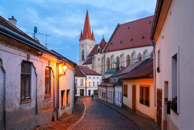 Gece aydınlatma ile tarihi merkezi. Kasaba Znojmo, Çek Cumhuriyeti.