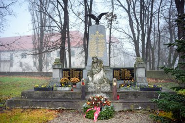 Birinci ve İkinci Dünya Savaşı sırasında ölen düşmüş asker adanmış memorial kompleksi. Guntersdorf, aşağı Avusturya, Europe.
