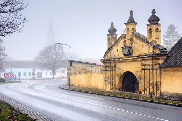 历史中心在一个有雾的冬天天。Guntersdorf, 下奥地利. — 图库照片